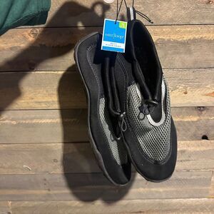 NWT  black Water swim shoes mens size medium 9/10